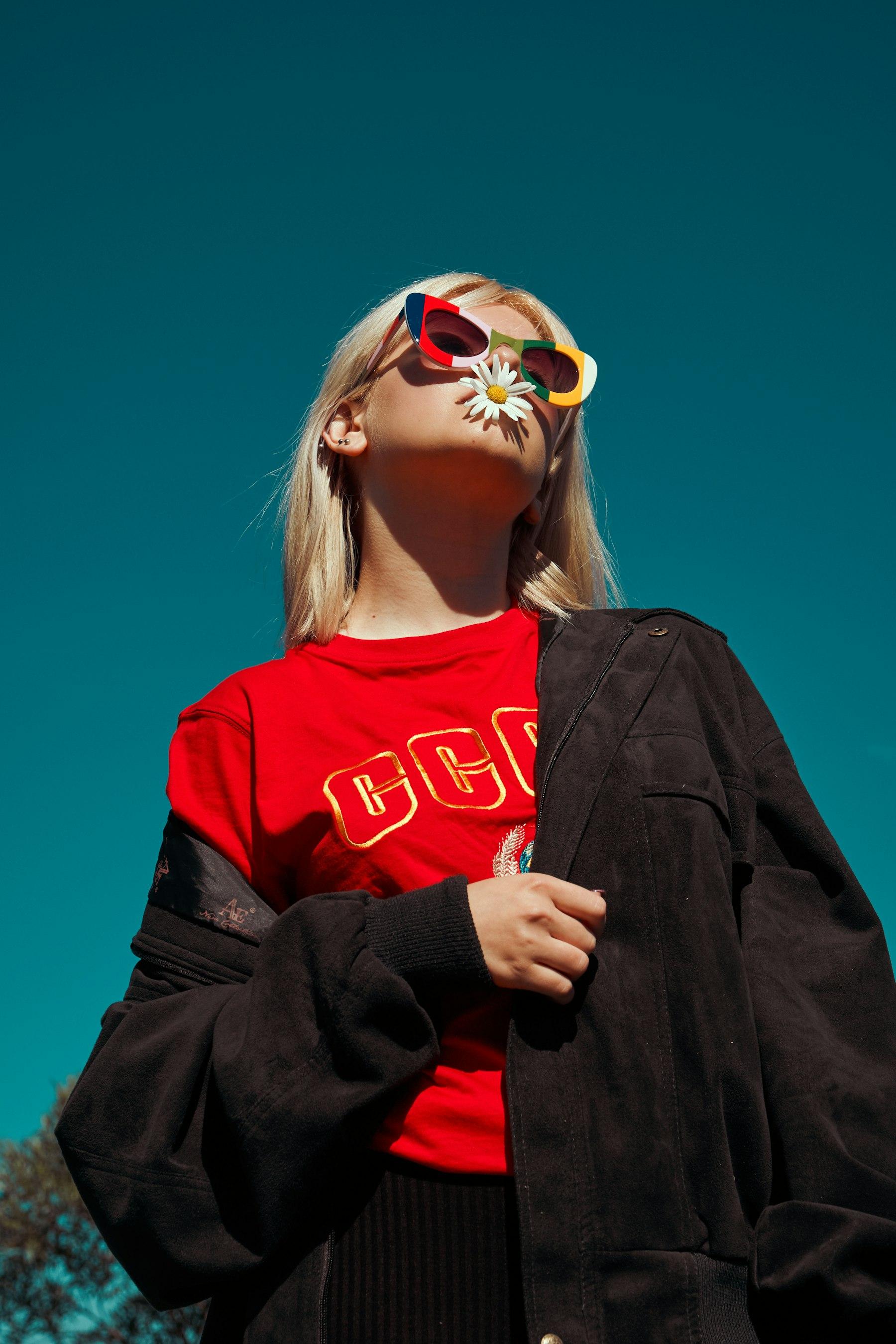 Dua orang memakai jaket streetwear di luar ruangan