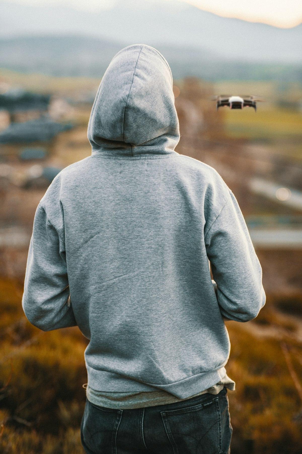 Hoodie hitam dengan tali serut