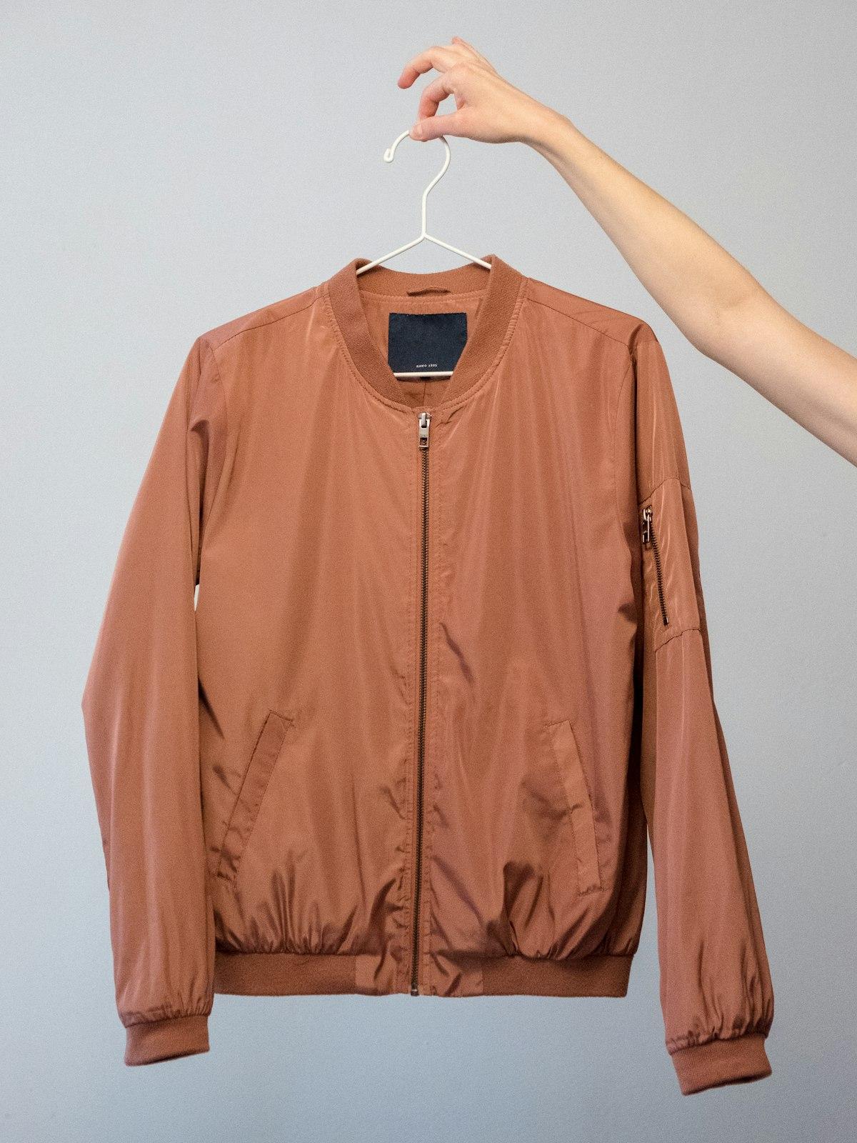 Jaket bomber hitam digantung