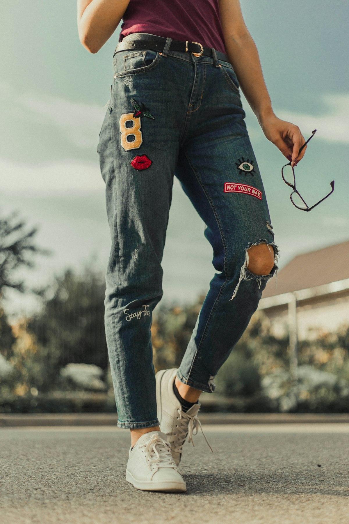 Celana jeans biru dilipat