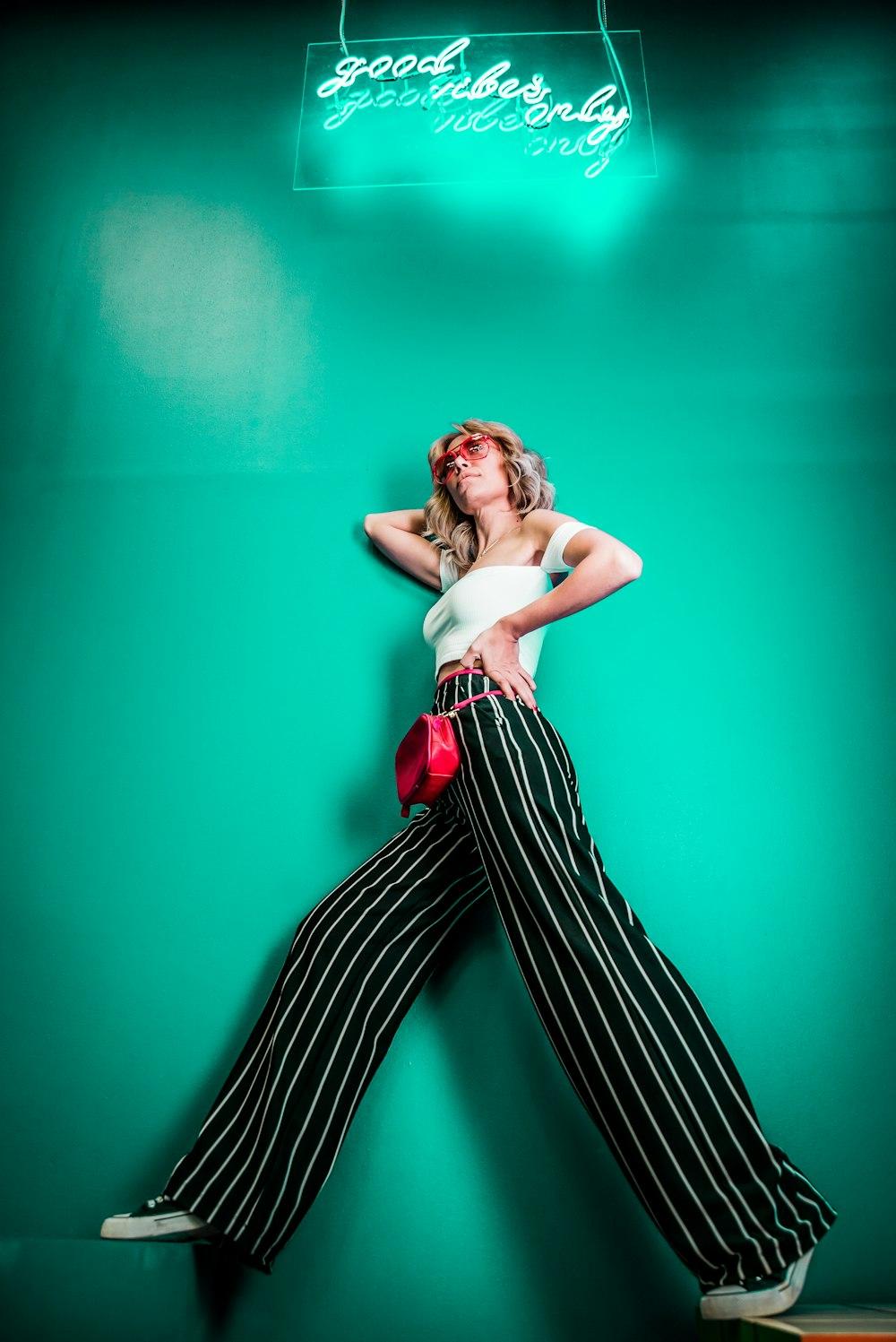 Model berpose di studio dengan pakaian terang